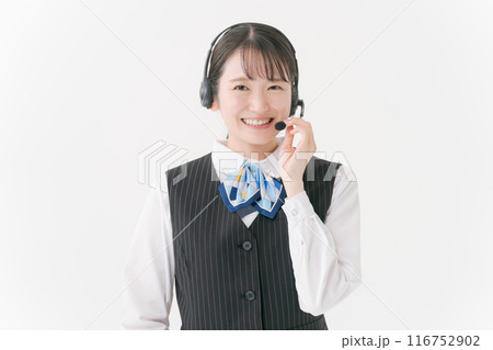 ヘッドセットをつけた事務服の女性 116752902