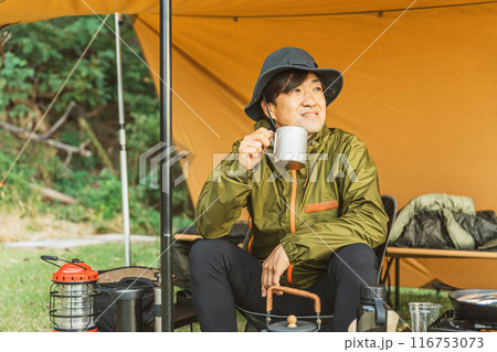 キャンプ場でソロキャンプする男性キャンパー 116753073