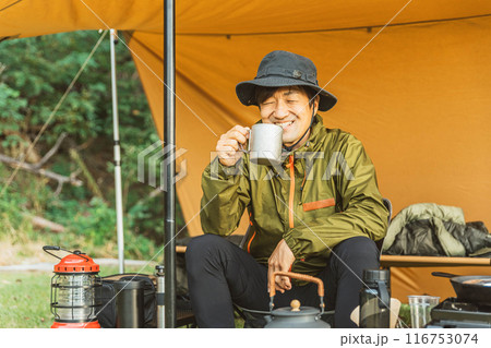 キャンプ場でソロキャンプする男性キャンパー 116753074