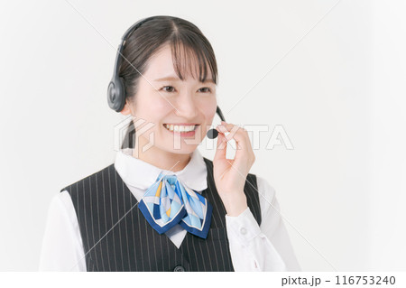 ヘッドセットをつけた事務服の女性 116753240