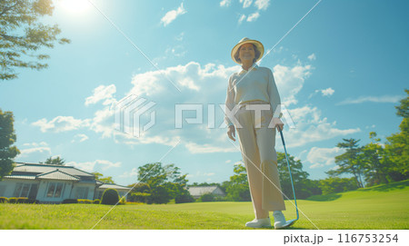 ゴルフをする高齢女性 116753254