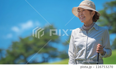 ゴルフをする高齢女性 116753270