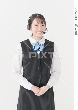 ヘッドセットをつけた事務服の女性 116753320