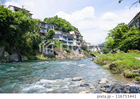 【郡上八幡】吉田川の川辺から見る郡上八幡の町並み 116753441