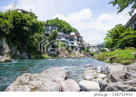 【郡上八幡】吉田川の川辺から見る郡上八幡の町並み 116753442