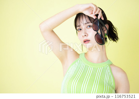 夏イメージ サングラスを持っている若い女性 夏イメージ サングラスを持っている若い女性 116753521