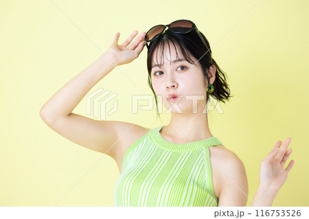 夏イメージ　サングラスを持っている若い女性 116753526