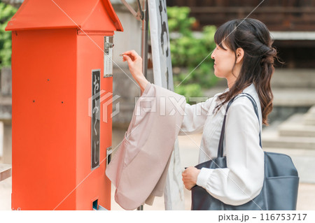 神社でおみくじを引くアジア人女性 神社でおみくじを引くアジア人女性 116753717