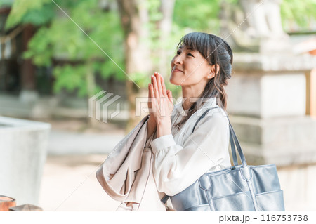 パワースポット・神社の中を歩くアジア人ビジネスウーマン パワースポット・神社の中を歩くアジア人ビジネスウーマン 116753738