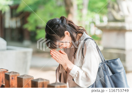 パワースポット・神社の中を歩くアジア人ビジネスウーマン パワースポット・神社の中を歩くアジア人ビジネスウーマン 116753749