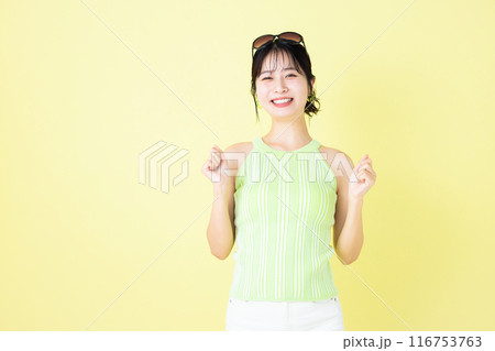 夏イメージ　黄色バック　タンクトップを着ている若い女性のポートレート 116753763