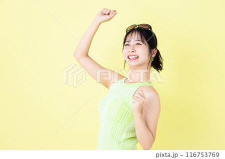 夏イメージ 黄色バック タンクトップを着ている若い女性のポートレート 夏イメージ 黄色バック タンクトップを着ている若い女性のポートレート 116753769