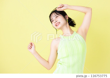 夏イメージ　黄色バック　タンクトップを着ている若い女性のポートレート 116753775