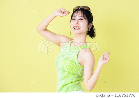 夏イメージ　黄色バック　タンクトップを着ている若い女性のポートレート 116753776
