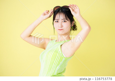 夏イメージ 黄色バック タンクトップを着ている若い女性のポートレート 夏イメージ 黄色バック タンクトップを着ている若い女性のポートレート 116753778