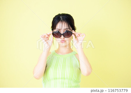 夏イメージ 黄色バック タンクトップを着ている若い女性のポートレート 夏イメージ 黄色バック タンクトップを着ている若い女性のポートレート 116753779