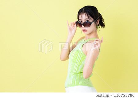 夏イメージ 黄色バック タンクトップを着ている若い女性のポートレート 夏イメージ 黄色バック タンクトップを着ている若い女性のポートレート 116753796