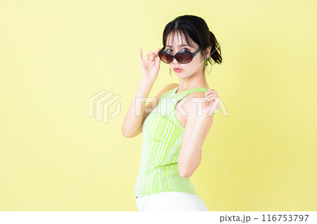 夏イメージ 黄色バック タンクトップを着ている若い女性のポートレート 夏イメージ 黄色バック タンクトップを着ている若い女性のポートレート 116753797