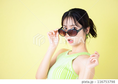 夏イメージ　黄色バック　タンクトップを着ている若い女性のポートレート 116753798
