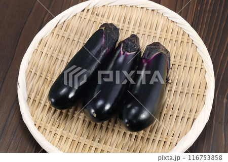 ザルに盛られた新鮮なナス ザルに盛られた新鮮なナス 116753858