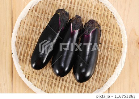 ザルに盛られた新鮮なナス 116753865