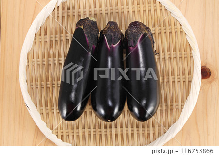 ザルに盛られた新鮮なナス 116753866