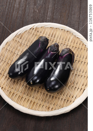ザルに盛られた新鮮なナス 116753869