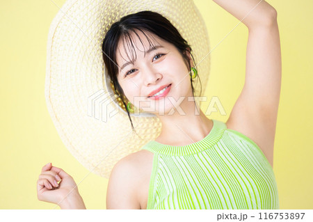 夏イメージ 黄色バック 麦わら帽子を持っている若い女性のポートレート 夏イメージ 黄色バック 麦わら帽子を持っている若い女性のポートレート 116753897