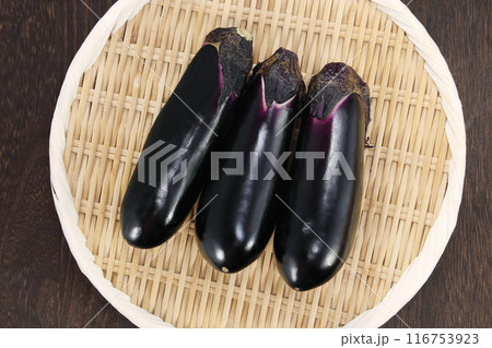 ザルに盛られた新鮮なナス ザルに盛られた新鮮なナス 116753923