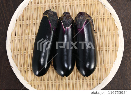 ザルに盛られた新鮮なナス ザルに盛られた新鮮なナス 116753924