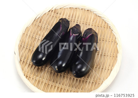 ザルに盛られた新鮮なナス 116753925