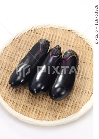 ザルに盛られた新鮮なナス ザルに盛られた新鮮なナス 116753926
