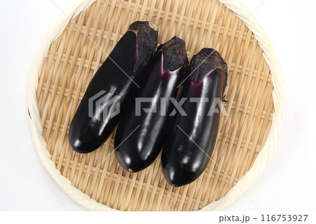ザルに盛られた新鮮なナス 116753927