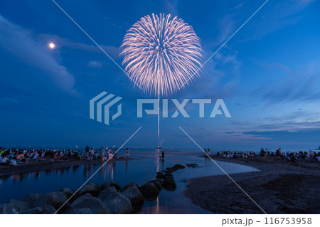《神奈川県》鎌倉花火大会・海上に打ち上がる花火 《神奈川県》鎌倉花火大会・海上に打ち上がる花火 116753958