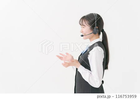 ヘッドセットをつけた事務服の女性 ヘッドセットをつけた事務服の女性 116753959