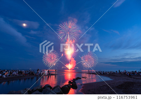 《神奈川県》鎌倉花火大会・海上に打ち上がる花火 116753961