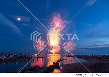 《神奈川県》鎌倉花火大会・海上に打ち上がる花火 116753963