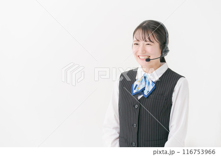 ヘッドセットをつけた事務服の女性 ヘッドセットをつけた事務服の女性 116753966
