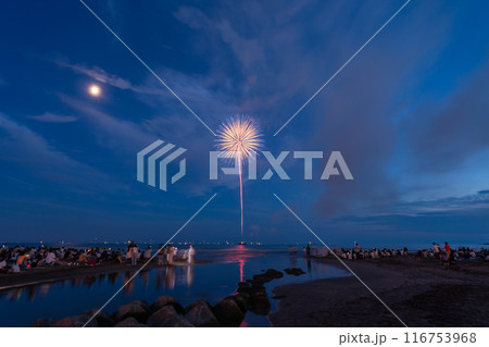 《神奈川県》鎌倉花火大会・海上に打ち上がる花火 《神奈川県》鎌倉花火大会・海上に打ち上がる花火 116753968