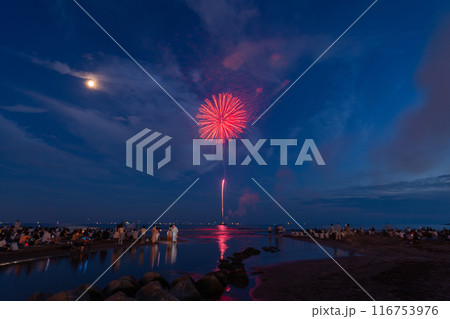 《神奈川県》鎌倉花火大会・海上に打ち上がる花火 《神奈川県》鎌倉花火大会・海上に打ち上がる花火 116753976