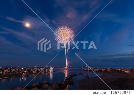 《神奈川県》鎌倉花火大会・海上に打ち上がる花火 116753977