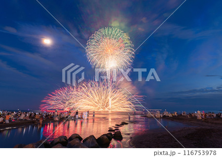 《神奈川県》鎌倉花火大会・海上に打ち上がる花火 116753978