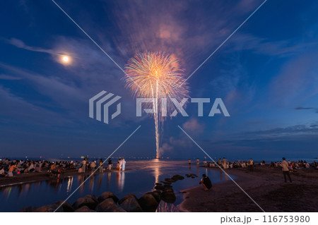 《神奈川県》鎌倉花火大会・海上に打ち上がる花火 116753980