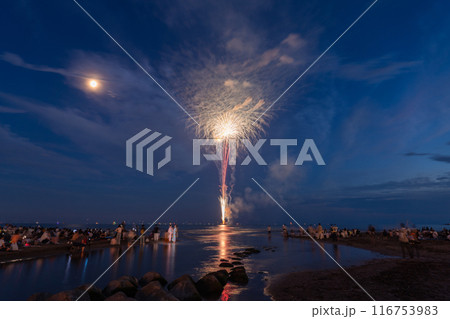 《神奈川県》鎌倉花火大会・海上に打ち上がる花火 116753983