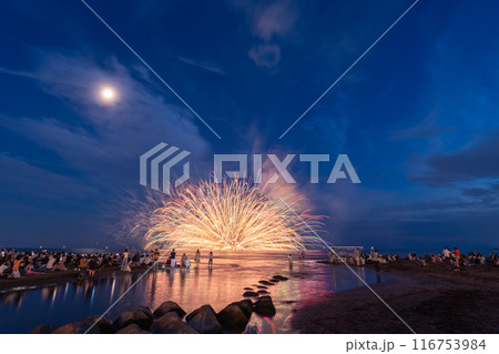 《神奈川県》鎌倉花火大会・海上に打ち上がる花火 116753984