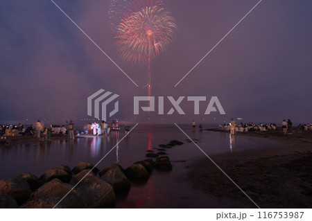 《神奈川県》鎌倉花火大会・海上に打ち上がる花火 116753987
