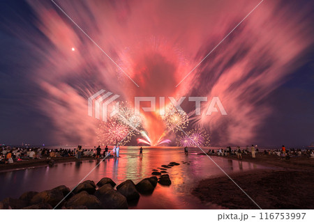 《神奈川県》鎌倉花火大会・海上に打ち上がる花火 《神奈川県》鎌倉花火大会・海上に打ち上がる花火 116753997
