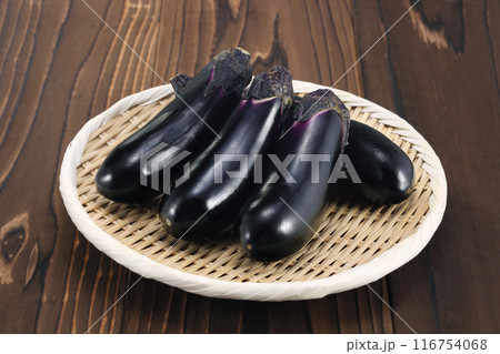 ザルに盛られた新鮮なナス 116754068