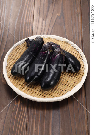 ザルに盛られた新鮮なナス 116754078