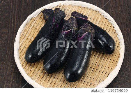 ザルに盛られた新鮮なナス 116754099